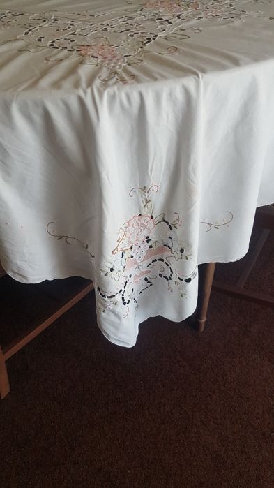 Magnífica toalha de mesa bordada á mão