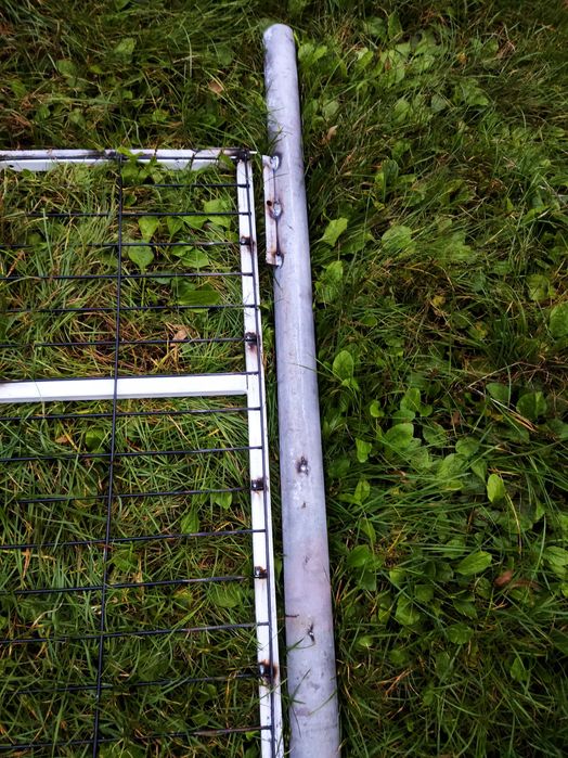 Bramka do ogrodzenia ze słupkami .