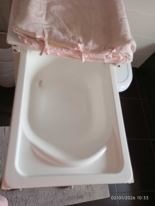 Muda fraldas (em madeira bastante robusta) com banheira integrada