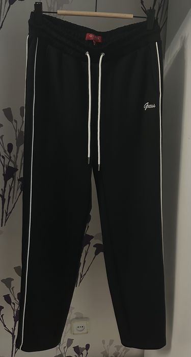 Оригінальний спортивний костюм Guess