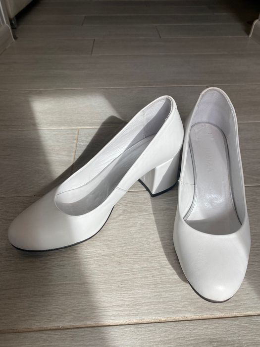 Білі шкіряні туфлі