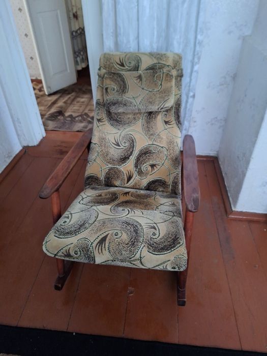 Продається крісло- качалка б/ в