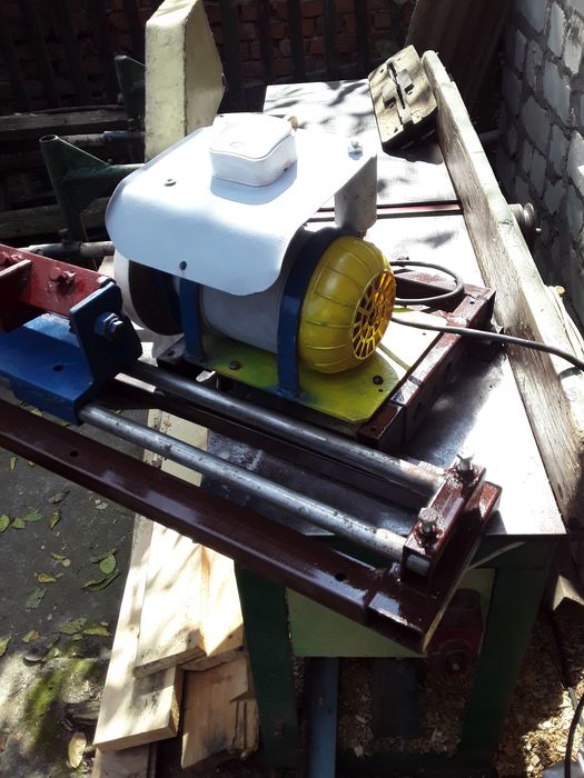 Продам деревообрабатывающий станок заводского изготовления и приспособ