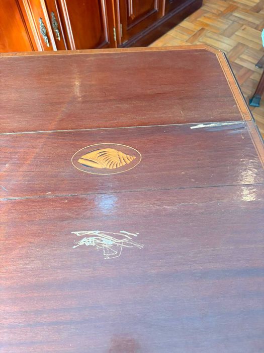 Mesa de apoio antiga de abrir em madeira – peça clássica para restauro