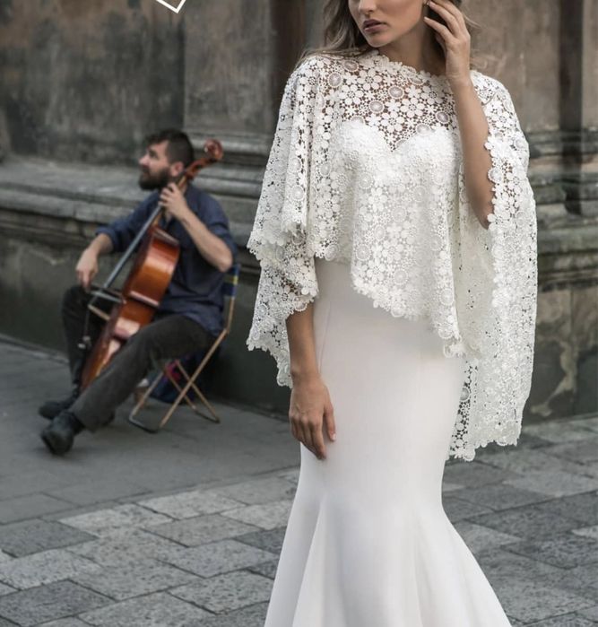 Весільна сукня з накидкою