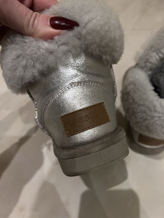 Зимове взуття для дівчинки( Уггі) розмір 32