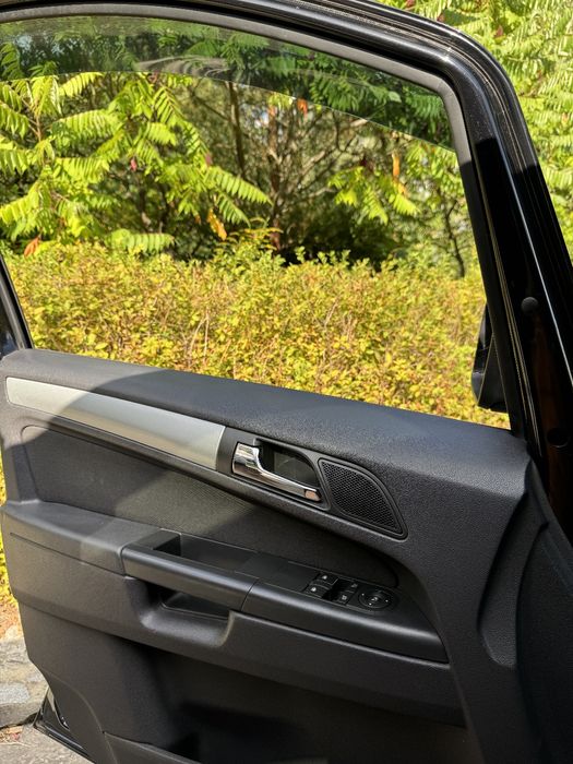 Продається автомобіль Опель ZAFIRA B