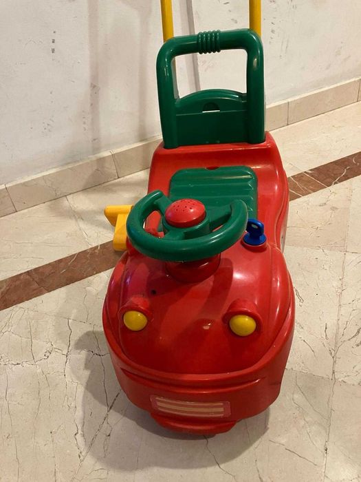 Carrinho Chicco Ride On Infantil com Empurrador e Compartimento