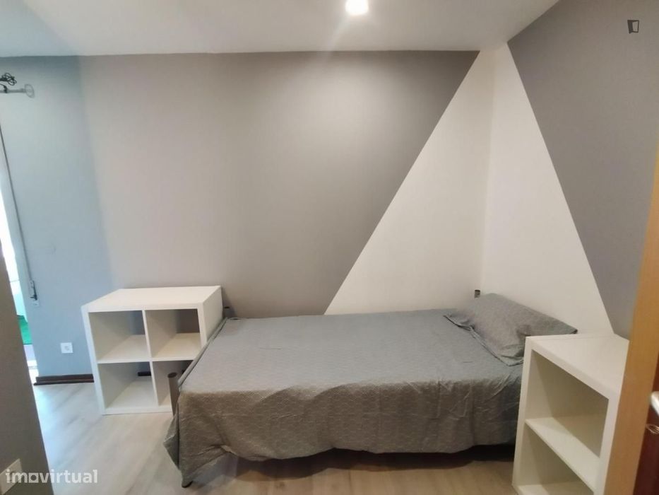 Quarto - localizado em Baixa de Santa Clara Coimbra