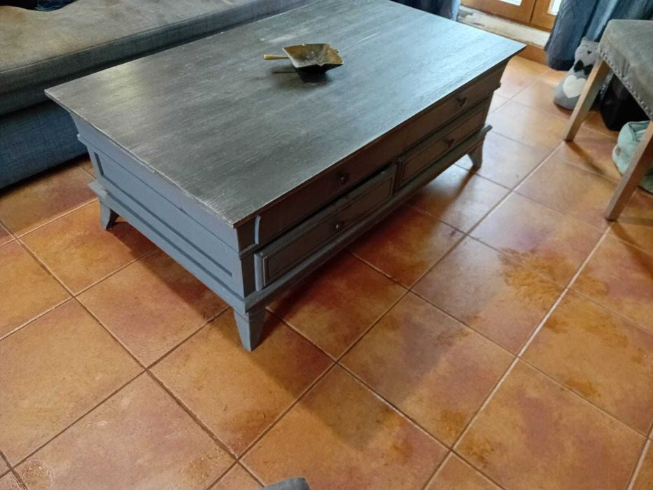 Mesa de centro em madeira maciça com acabamento tingido