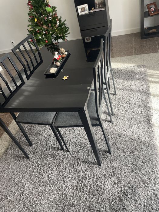 Mesa de refeicao , tampa em vidro , com 4 cadeiras