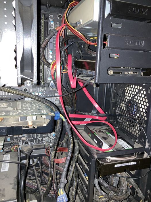 Komputer do gier z monitorem