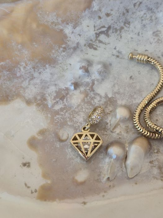 Złoty charms typu Pandora wiszący diamencik biała cyrkonia p. 585