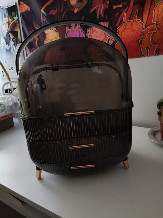 Kuferek na kosmetyki z szufladami