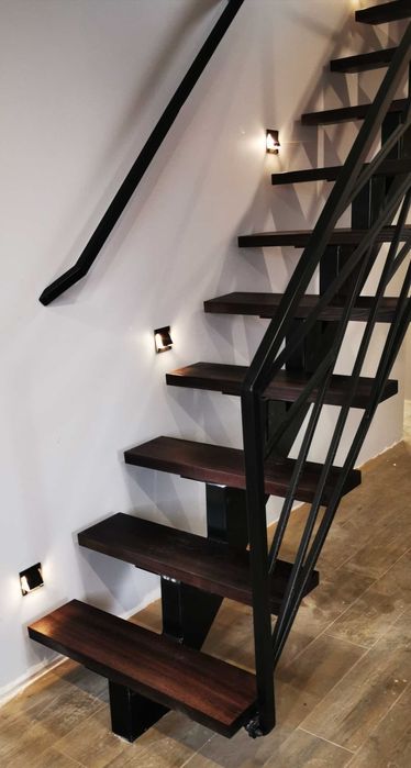 schody wewnętrzne centralna belka , kominkowe balustrada loft