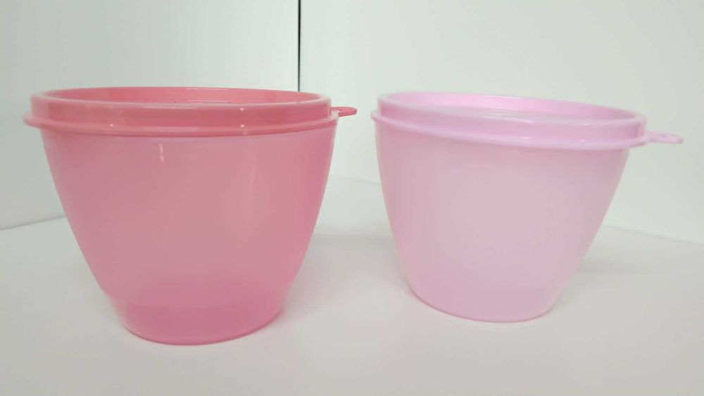 Conjunto de duas refrigeradoras marca tupperwar de 380 ml cada, novas, em tons rosa.
