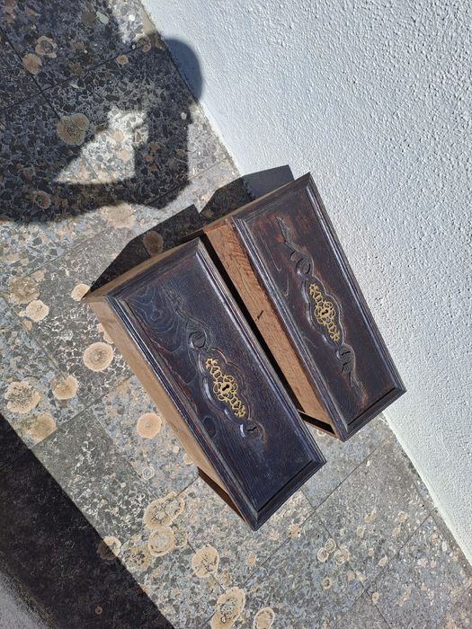 Secretaria, estante de livros e cadeira de braços antiga