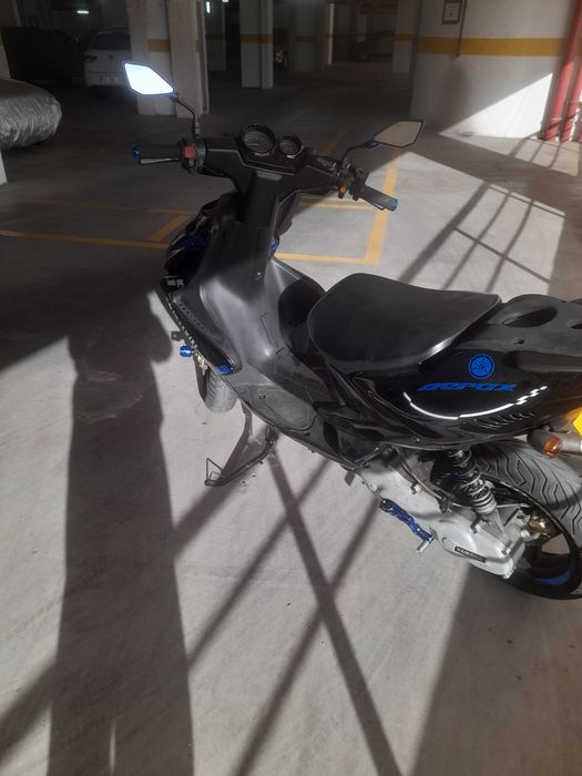 Yamaha aerox 50 carregada de material