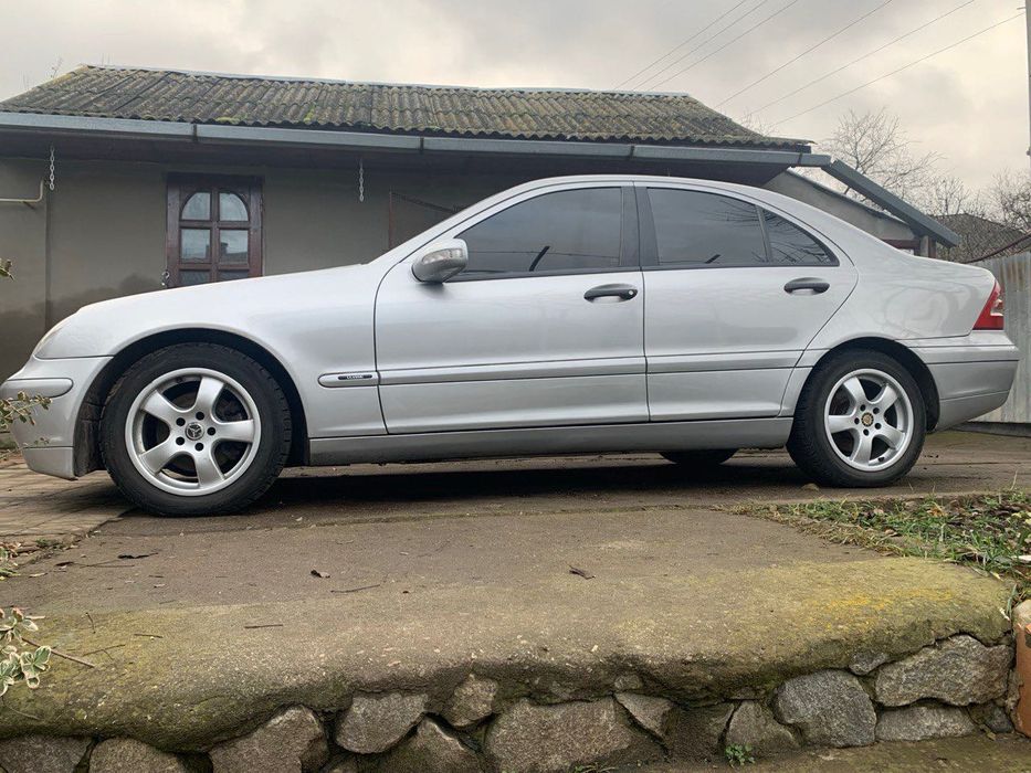 Авто Mercedes-Benz C200