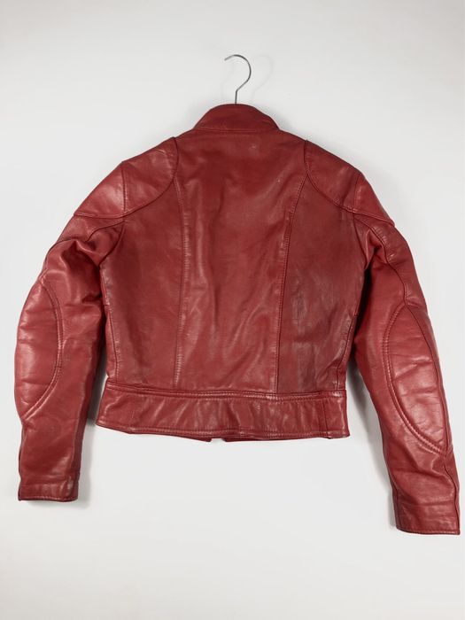 Czerwona damska skórzana kurtka motocyklówka z długim rękawem
