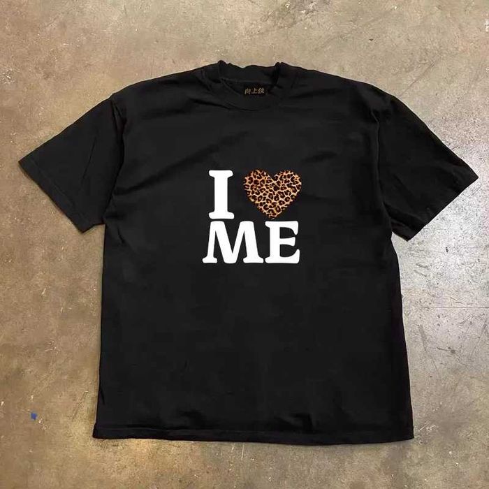 Czarny T-shirt ze wzorem w kształcie serduszek w panterkę i napisem „I love myself” (modny nadruk).