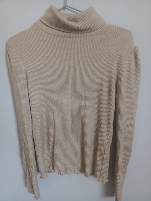 Beżowy golf z bufkami