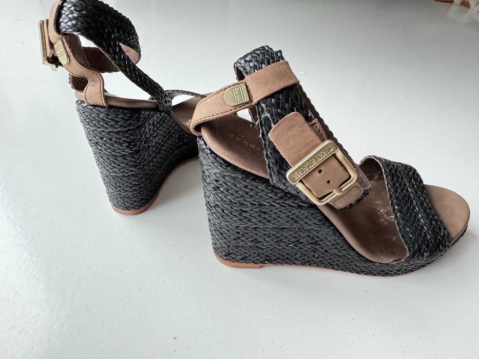 Sandały na koturnie Tommy Hilfiger – Rozmiar 37