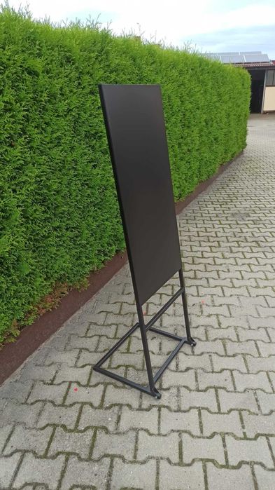Stojak na magnesy pamiątkowe obrotowy blacha tablica magnetyczna czarny na kólkach