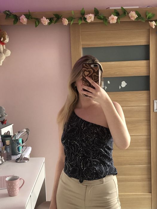 Bandanowa bluzka na jedno ramie