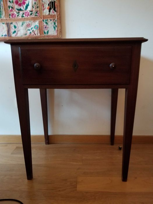 Mesa de Apoio Rústica de Madeira