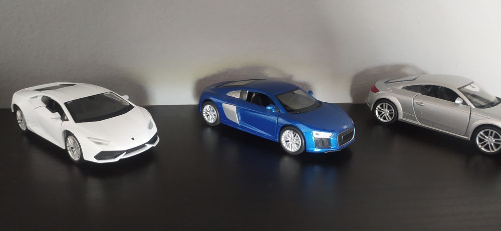 Vendo automóveis em miniatura