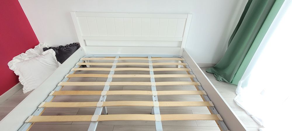 Łóżko białe że stelażem rama bez materaca 160x200