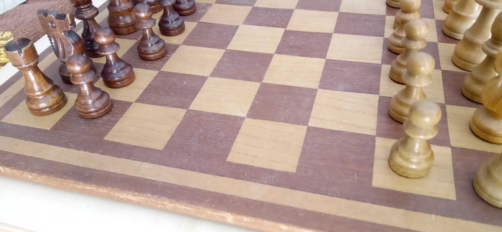 Jogo de Damas e Xadrez, em madeira, completo