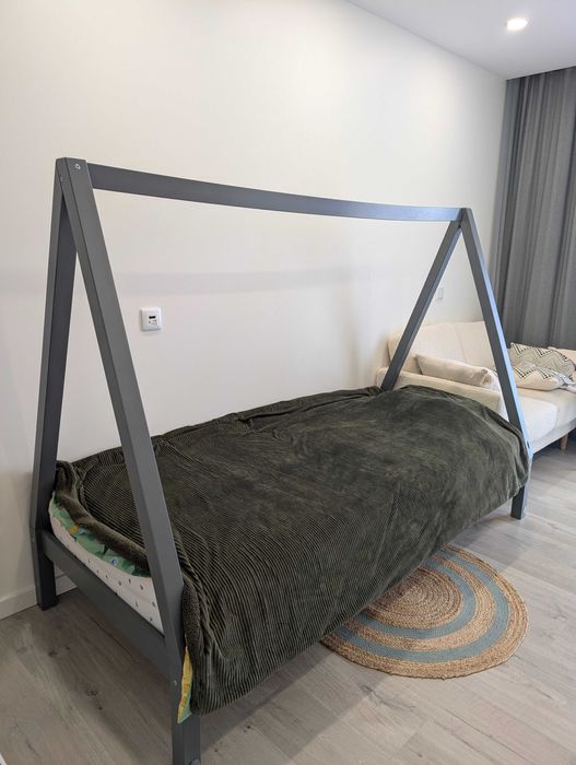 Cama infantil em forma de casa, em madeira