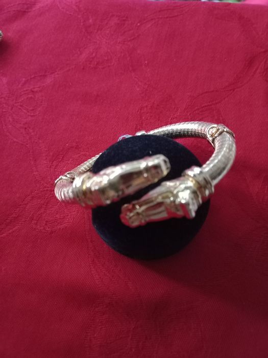 Pulseira dourada com cabeças de cavalo