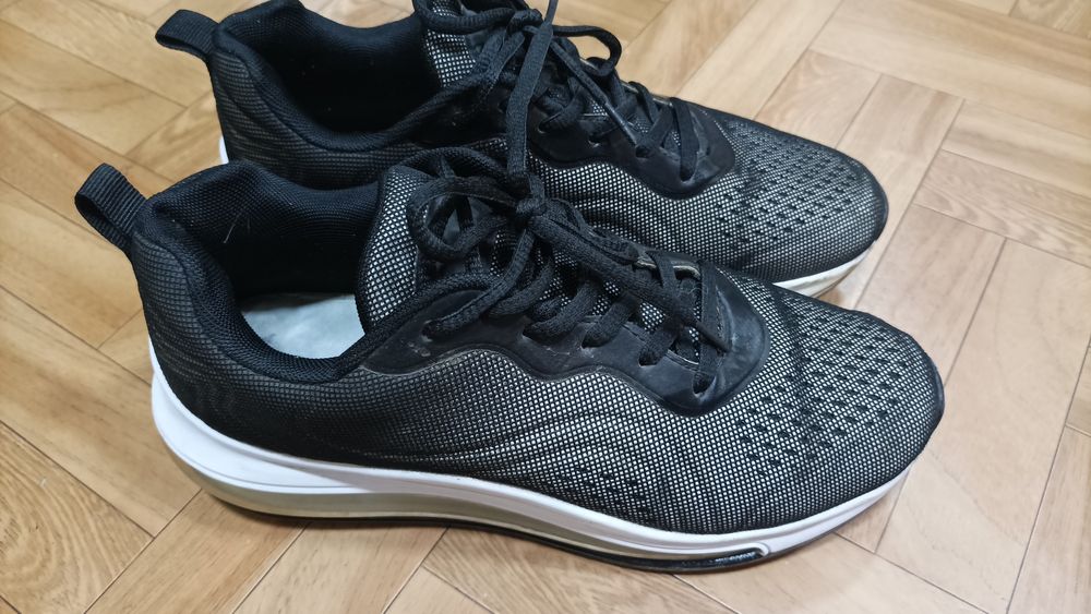 Продам кросівки жіночі