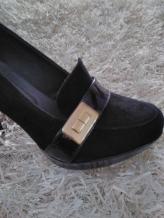 Sapato Preto e Dourado