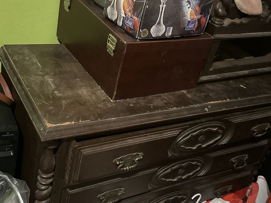 Cama e cristaleira macica feita a mao