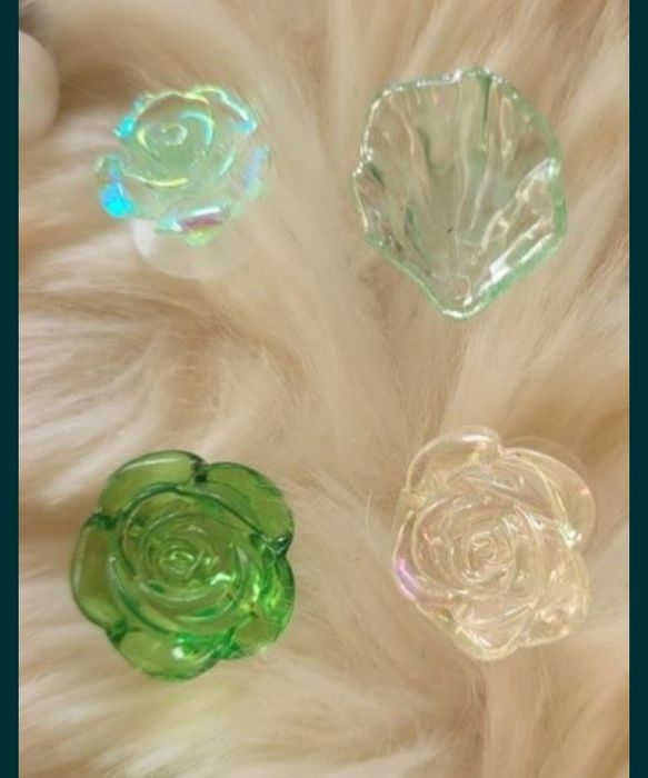 Śliczne przypinki do crocs transparentne róże muszelka