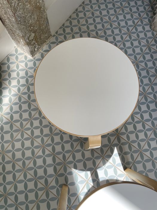 4 bancos Artek Stool 60 — Alvar Aalto — bétula e laminado branco