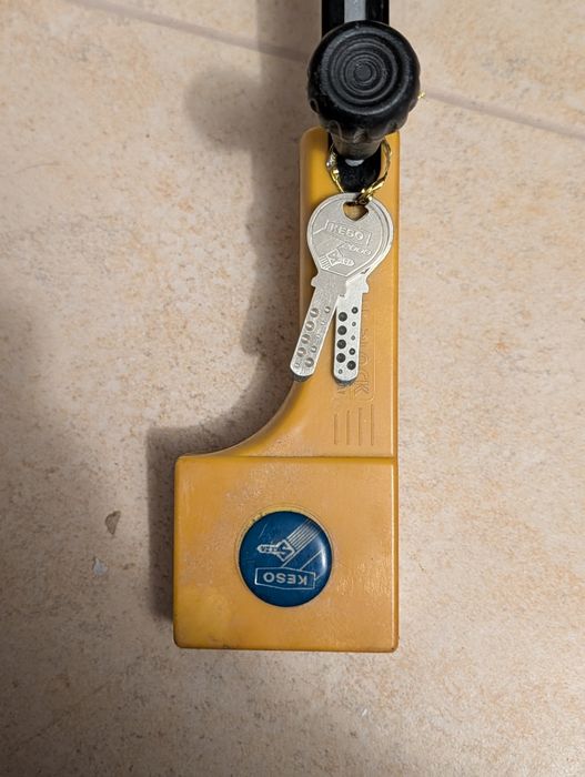 Vendo tranca de direção para carro.