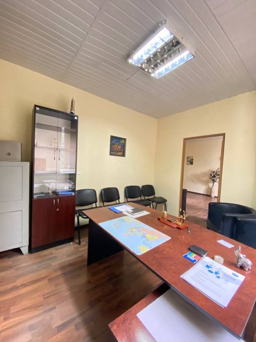 Здається офіс 4 кабінети 80 кв м + склад 30м та 3 паркомісця, вул. Героїв Майдану