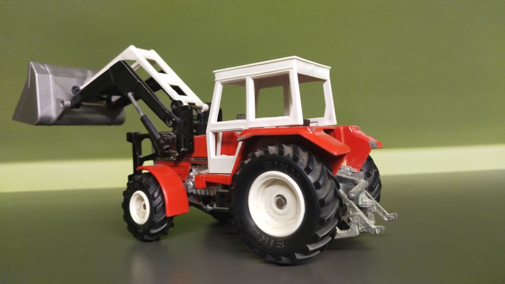 Siku traktor  z ładowaczem Massey Ferguson 1 32