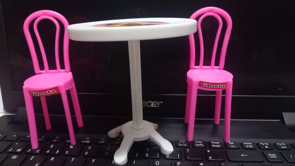 Acessórios barbie - 2 cadeiras, 1 mesa