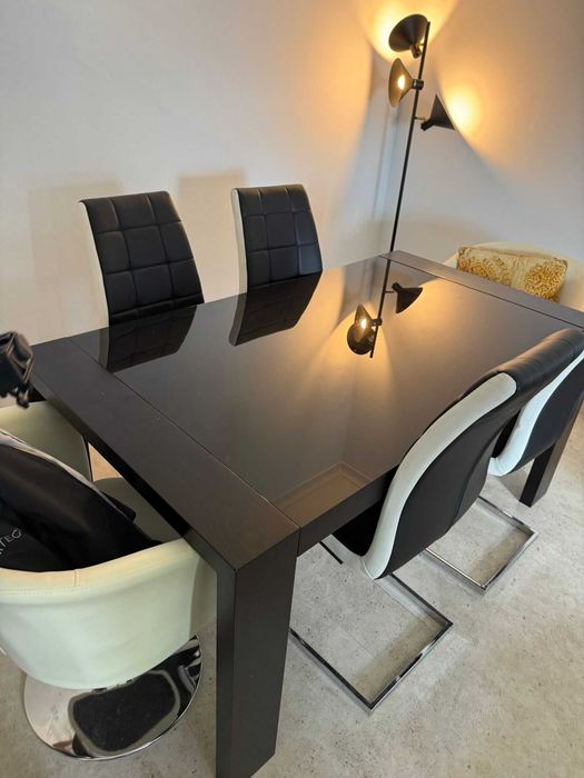 Mesa Madeira Preta c/ Tampo de Vidro Extensível + 4 Cadeiras