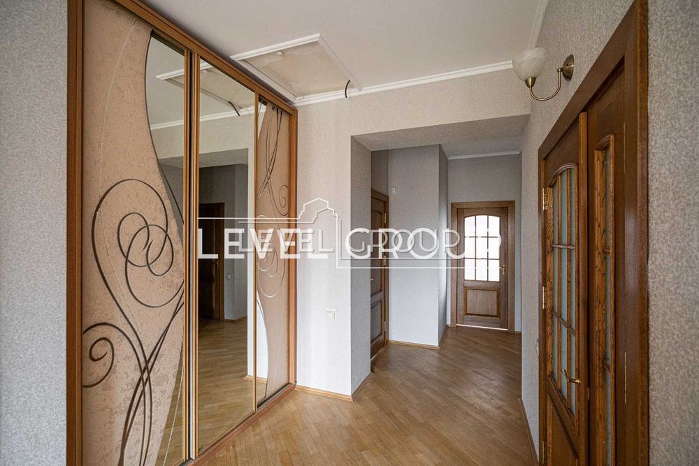 Елітний заміський будинок 419 м² з повноцінним цокольним поверхом у закритому котеджному містечку