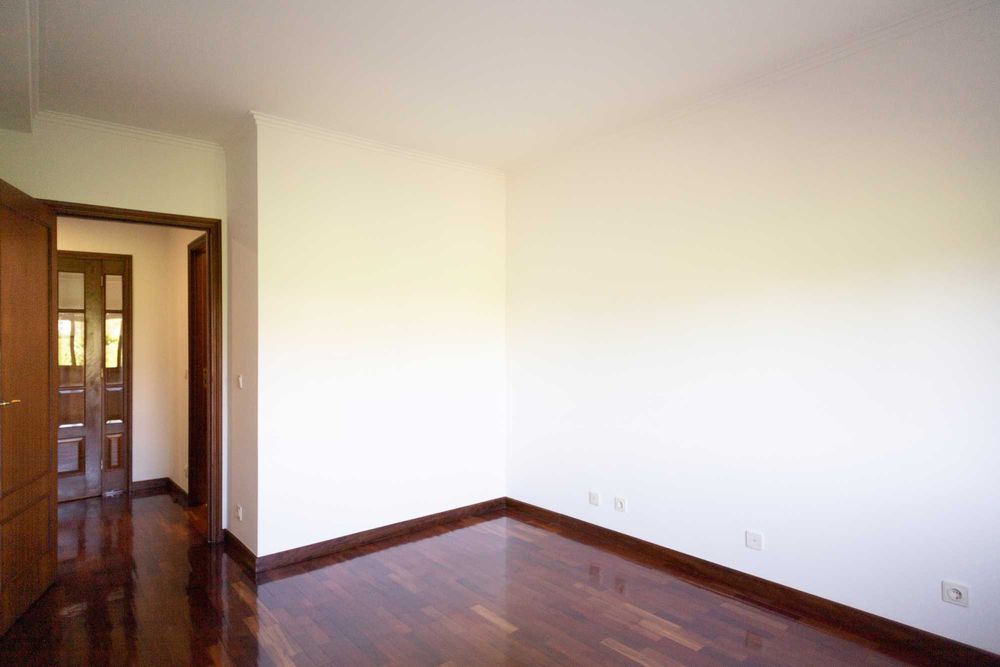 Apartamento T2+1 renovado com garagem fechada | Mafamude