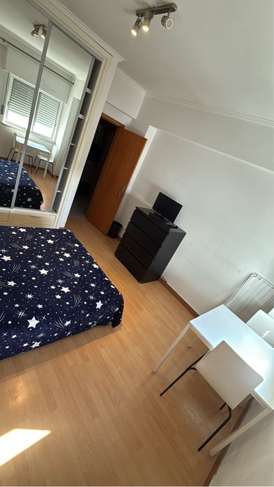 Quarto mobiliado na Moita ao pé da camara municipal auto carro na porta para Lisboa 35 minutos