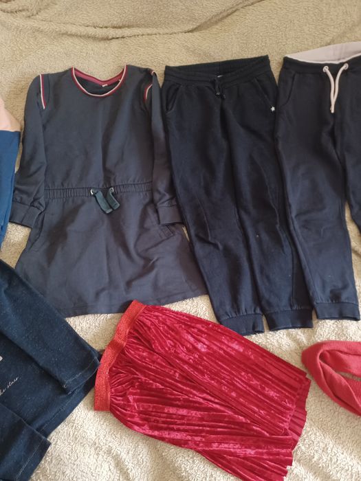 Zestaw dziewczęcych ubrań 134