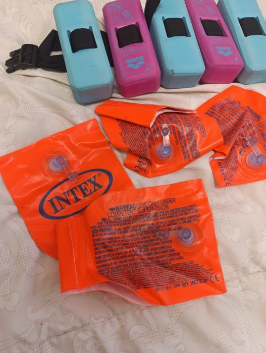 Набір для навчання плаванню:
круг + нарукавники.